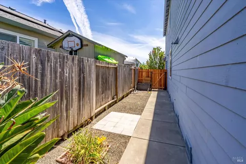 Exterior - 1268 Pedroncelli Dr, Windsor, CA 95492 photo 5 of 13