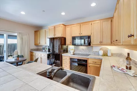 Kitchen - 1268 Pedroncelli Dr, Windsor, CA 95492 photo 3 of 6