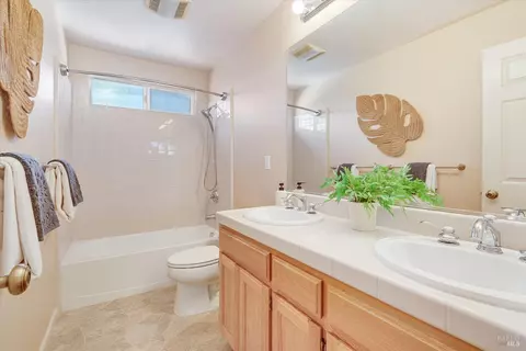 Bath - 1268 Pedroncelli Dr, Windsor, CA 95492 photo 4 of 5