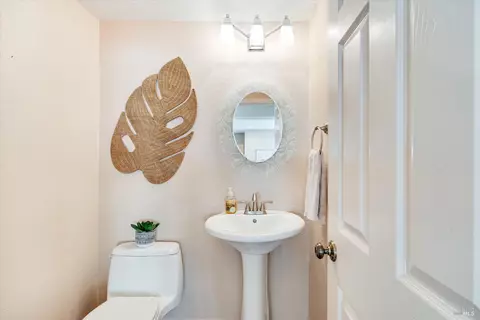 Bath - 1268 Pedroncelli Dr, Windsor, CA 95492 photo 1 of 5