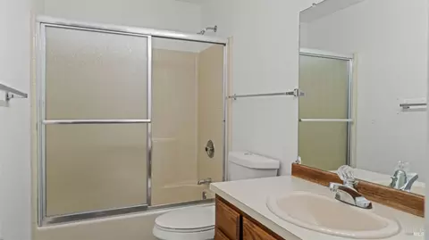 Bath - 101 Constitution Ave, Vacaville, CA 95687 photo 2 of 4