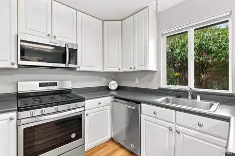 Kitchen - 38 Meadowbrook Ct, Cotati, CA 94931 photo 2 of 4