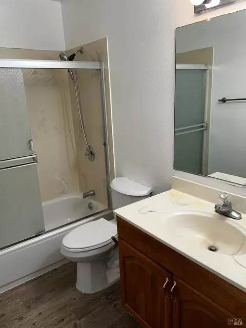 Bath - 1362 Sanderling Dr, Fairfield, CA 94533 photo 1 of 3
