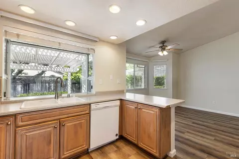 Kitchen - 1029 Hampshire Ln, Windsor, CA 95492 photo 4 of 4