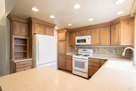 Kitchen - 1029 Hampshire Ln, Windsor, CA 95492 photo 3 of 4