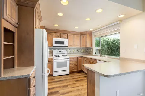 Kitchen - 1029 Hampshire Ln, Windsor, CA 95492 photo 2 of 4