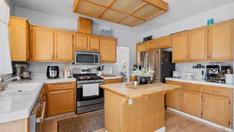 Kitchen - 885 Kells Cir, Vacaville, CA 95688 photo 5 of 5