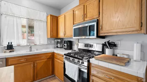 Kitchen - 885 Kells Cir, Vacaville, CA 95688 photo 2 of 5