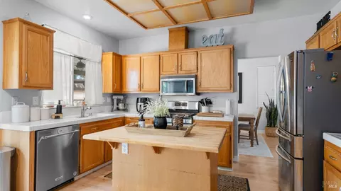 Kitchen - 885 Kells Cir, Vacaville, CA 95688 photo 3 of 5