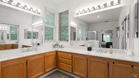 Bath - 885 Kells Cir, Vacaville, CA 95688 photo 3 of 4