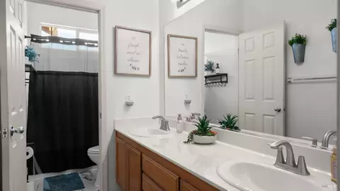 Bath - 885 Kells Cir, Vacaville, CA 95688 photo 1 of 4