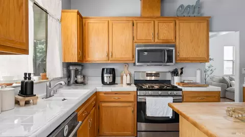 Kitchen - 885 Kells Cir, Vacaville, CA 95688 photo 4 of 5