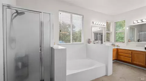 Bath - 885 Kells Cir, Vacaville, CA 95688 photo 2 of 4