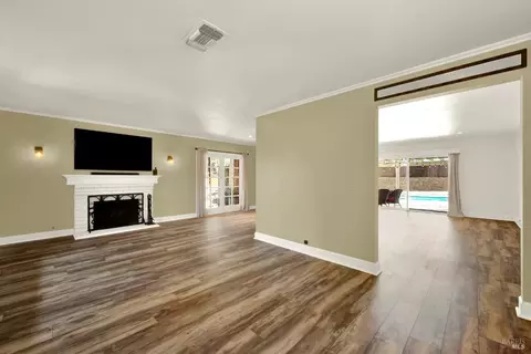 Living - 1565 Meadowlark Dr, Fairfield, CA 94533 photo 2 of 8