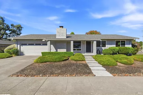 2 Autumn Leaf Pl, Santa Rosa, CA 95409