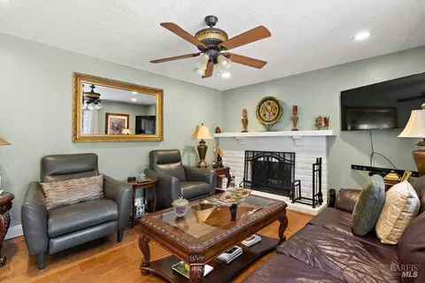 Living - 161 Clayton Ct, Vallejo, CA 94591 photo 5 of 6