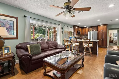 Living - 161 Clayton Ct, Vallejo, CA 94591 photo 4 of 6