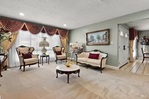 Living - 161 Clayton Ct, Vallejo, CA 94591 photo 2 of 6