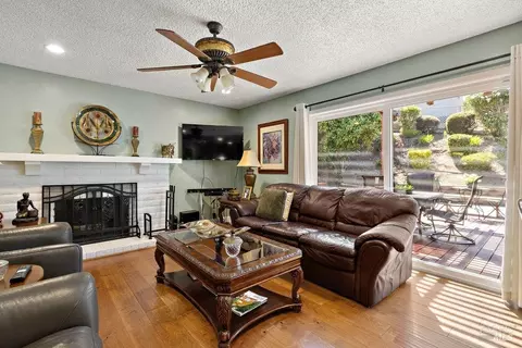 Living - 161 Clayton Ct, Vallejo, CA 94591 photo 6 of 6