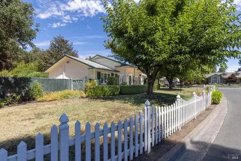 4910 Deerwood Dr, Santa Rosa, CA 95403