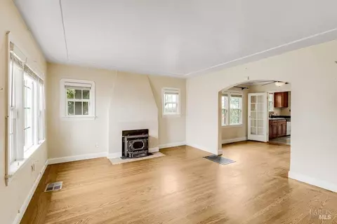 Living - 1450 Amador St, Vallejo, CA 94590 photo 2 of 6