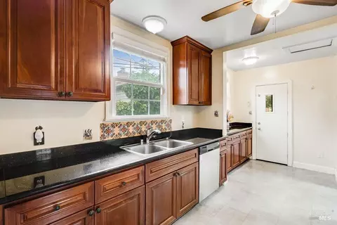 Kitchen - 1450 Amador St, Vallejo, CA 94590 photo 2 of 4