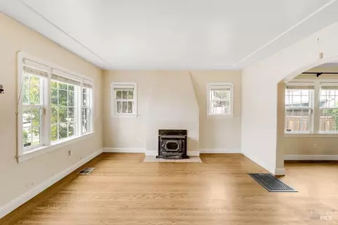 Living - 1450 Amador St, Vallejo, CA 94590 photo 4 of 6