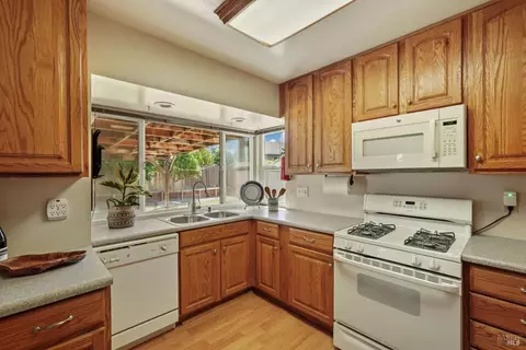 Kitchen - 2242 Ross Pl, Fairfield, CA 94533 photo 2 of 4