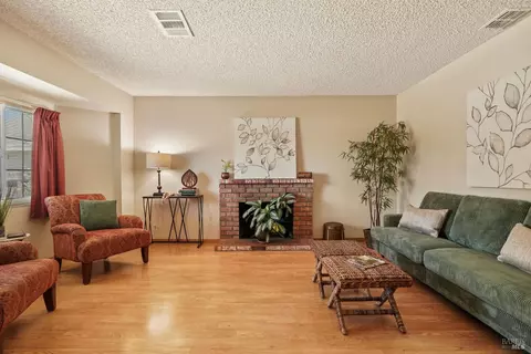 Living - 2242 Ross Pl, Fairfield, CA 94533 photo 2 of 4