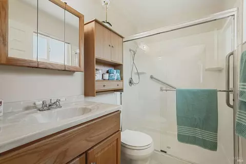 Bath - 2242 Ross Pl, Fairfield, CA 94533 photo 3 of 4