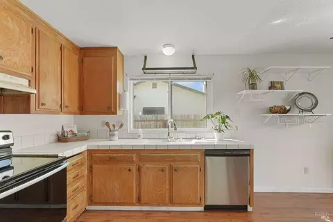 Kitchen - 775 Oakbrook Dr, Fairfield, CA 94534 photo 4 of 5