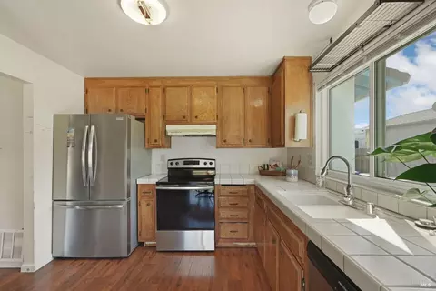 Kitchen - 775 Oakbrook Dr, Fairfield, CA 94534 photo 2 of 5
