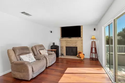 Living - 571 Gregory Dr, Vacaville, CA 95687 photo 10 of 10