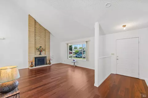 Entry Way - 571 Gregory Dr, Vacaville, CA 95687 photo 2 of 4