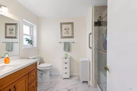 Bath - 571 Gregory Dr, Vacaville, CA 95687 photo 4 of 8