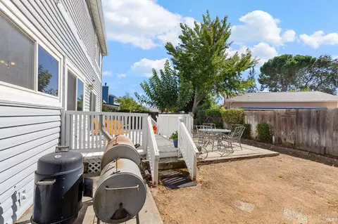 Exterior - 571 Gregory Dr, Vacaville, CA 95687 photo 8 of 9