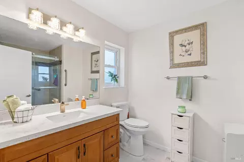Bath - 571 Gregory Dr, Vacaville, CA 95687 photo 5 of 8