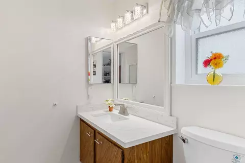 Bath - 571 Gregory Dr, Vacaville, CA 95687 photo 2 of 8