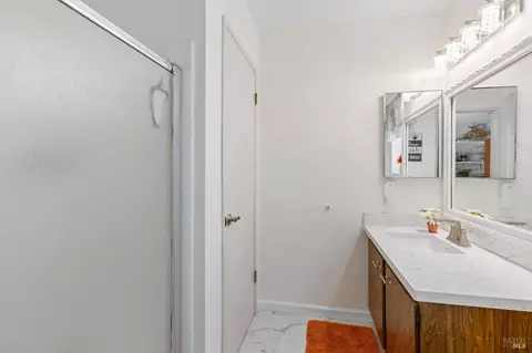 Bath - 571 Gregory Dr, Vacaville, CA 95687 photo 3 of 8
