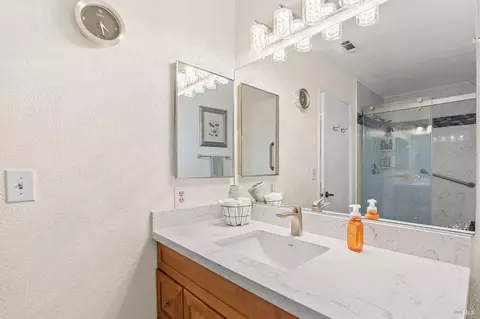 Bath - 571 Gregory Dr, Vacaville, CA 95687 photo 7 of 8