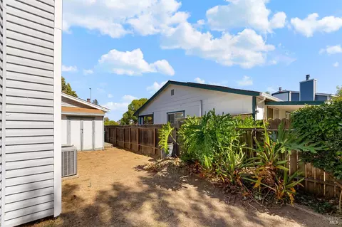 Exterior - 571 Gregory Dr, Vacaville, CA 95687 photo 9 of 9