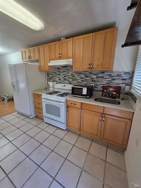 Kitchen - 326 Arkansas St, Vallejo, CA 94590 photo 2 of 2