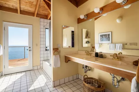 Bath - 79 Seacape Dr, Muir Beach, CA 94965 photo 1 of 3