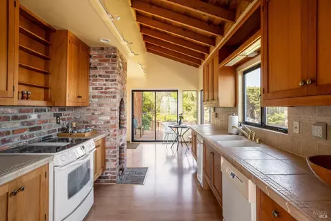 Kitchen - 79 Seacape Dr, Muir Beach, CA 94965 photo 1 of 1