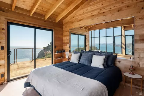 Bedroom - 79 Seacape Dr, Muir Beach, CA 94965 photo 1 of 3