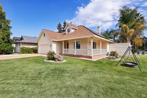 Exterior - 302 Desiree Pl, Windsor, CA 95492 photo 2 of 10