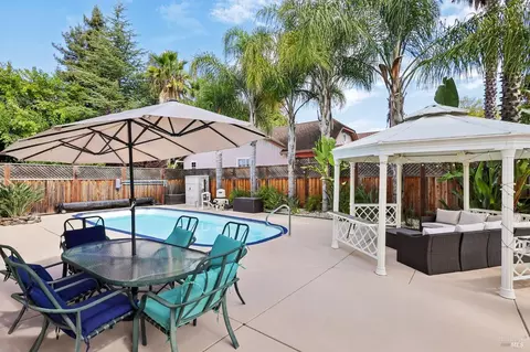 Exterior - 302 Desiree Pl, Windsor, CA 95492 photo 7 of 10