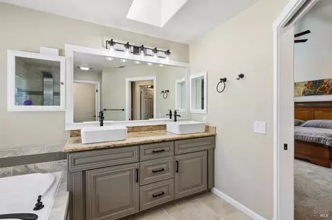 Bath - 302 Desiree Pl, Windsor, CA 95492 photo 3 of 5