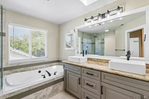 Bath - 302 Desiree Pl, Windsor, CA 95492 photo 4 of 5