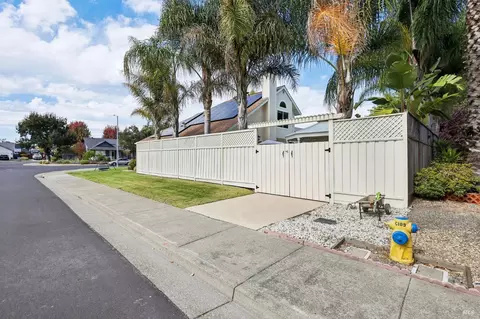 Exterior - 302 Desiree Pl, Windsor, CA 95492 photo 4 of 10